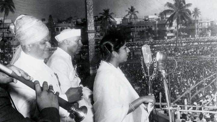 Lata Mangeshkar sings Ae Mere Watan Ke Logon